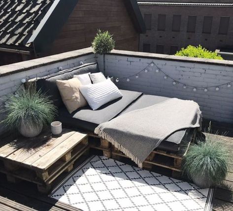 Pallet Day Beds Outdoor, Pallet Bed Outdoor, Pallet Day Bed, Diy Pallet Bed Ideas, Townhouse Patio, Pallet Bed Ideas, Palette Bed, Pallet Bed Frame Diy, Patio Bed