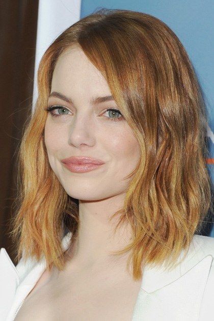 We can't decide what we love more: Emma's shimmery honey highlights, the sparkly wash of sheer gold over her lids, or the pearly pink lipgloss and strategic matching liner that make her lips look decidedly plush. Celebrity Bobs Hairstyles, Celebrity Bobs, Red Carpet Hair, Long Bob Haircuts, Best Short Haircuts, Hair Women, Long Bob, Emma Stone, Blonde Color