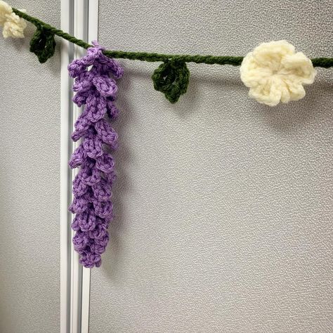 ✨🪻Wisteria garland with leaves and some simple white flowers ✨ Crochet Wisteria Garland, Crochet Spring Garland, Wisteria Crochet, Crochet Wisteria, Crochet Flower Bunting, Wisteria Garland, Dorm Door Decorations, Wedding Crochet, Dorm Door