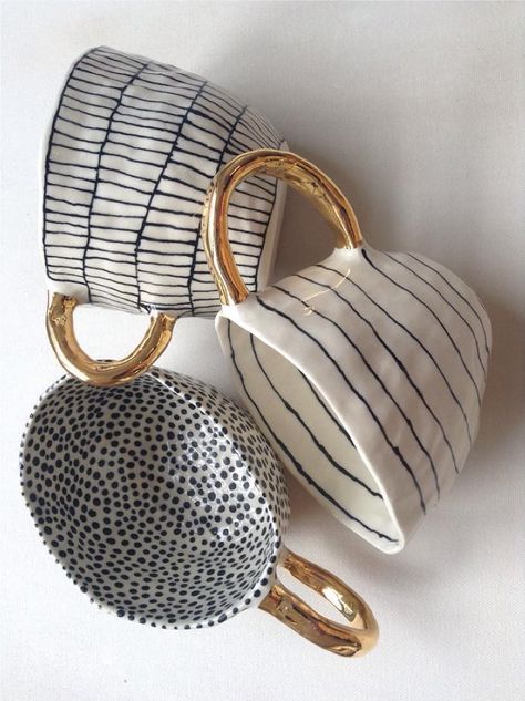 Beautiful tea or coffee cups with gilded handles . Suzanne Sullivan Ceramics | photo: umla Suzanne Sullivan Ceramics, Tanah Liat, Keramik Design, Ceramics Projects, Cups And Mugs, Kitchen Tools, Ceramic Pottery, Ceramic Art, Handmade Ceramics