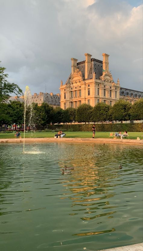 Garden In Paris, Tuileries Garden Aesthetic, Tuileries Garden Paris, Paris Spots, Paris Gardens, Paris In April, Paris April, Paris Garden, Spring In Paris