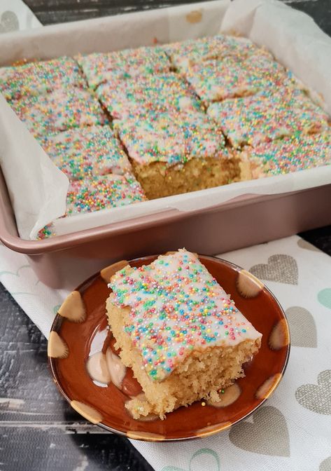 Old School Sprinkle Cake Recipe School Sheet Cake, Sprinkle Sheet Cake, Classic Sponge Cake Recipe, Sprinkle Cake Recipe, Tottenham Cake, Glace Icing, Mulberry Fruit, Daisy Cake, Fluffy Cake