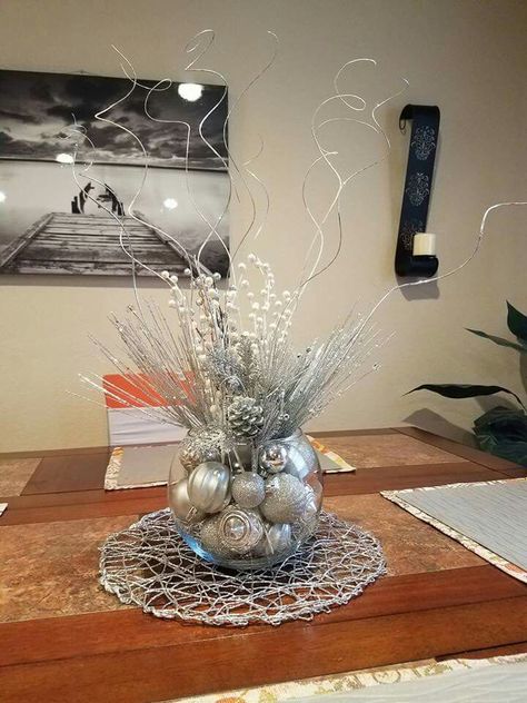 Table Vase Decor Ideas, Christmas Table Decorations Diy, Christmas Decorations Centerpiece, Pretty Christmas Decorations, Christmas Centers, Christmas Vases, Christmas Decorations Cheap, Christmas Flower Arrangements, Elegant Christmas Trees