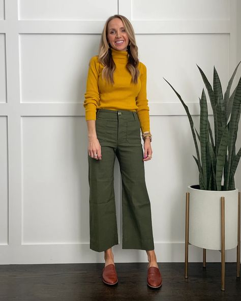 Olive Green Top Outfit, Olive Green Outfit Ideas, Green Wide Leg Pants Outfit, Army Green Pants Outfit, Army Green Outfit, Olive Pants Outfit, Olive Green Pants Outfit, Olive Green Outfit, Mustard Outfits