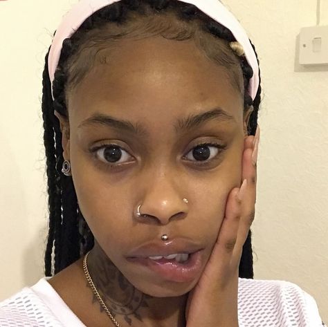 #medusapiercing ✨ pin: @lovesherworld 💜 Medusa Piercing Black Women, Piercing Black Women, Piercing Inspo, Medusa Piercing, Face Piercings, Septum Piercing, Piercings, Black Women, Nose Ring