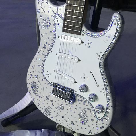 Rhinestone guitar Electric Guitar Decor, Electric Guitar With Stickers, Bedazzled Guitar, Rhinestone Guitar, Star Guitar, Pretty Guitars, Electric Violin, Electric Guitar Design, Guitar Obsession