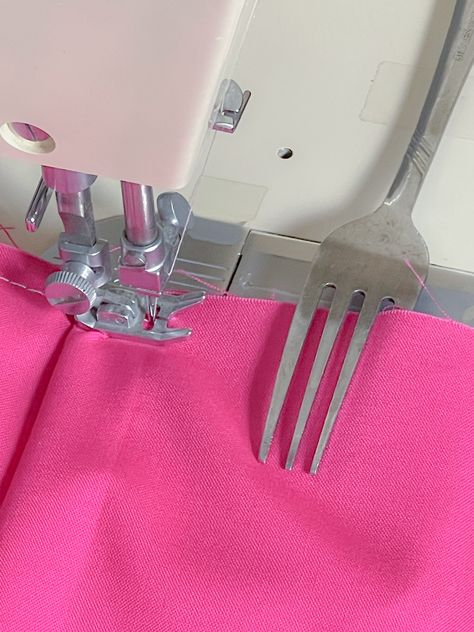 Sew Pleats, How To Make Ruffles, Brown And Pink Hair, Pleats Techniques, Renegade Seamstress, Sewing Machine Thread, Knife Pleats, Knife Pleat, Sewing Tutorials Clothes