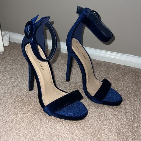 High Heels For Blue Dress, Royal Blue Quince Heels, Navy Blue Heels Prom, Blue Heels For Prom, Dark Blue Heels Aesthetic, Midnight Blue Heels, Blue Prom Heels, Blue Heels Aesthetic, Dark Blue High Heels