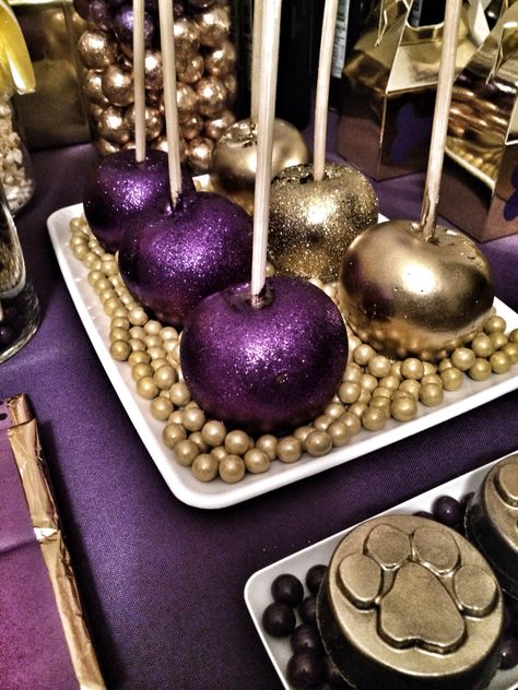 Purple and gold candy apples Birthday Cake Purple And Gold, Purple And Gold Sweet 16, Birthday Cake Purple, Gold Sweet 16, Deco Cupcake, Cake Purple, Candy Apple Recipe, Purple And Gold Wedding, Gold Candy