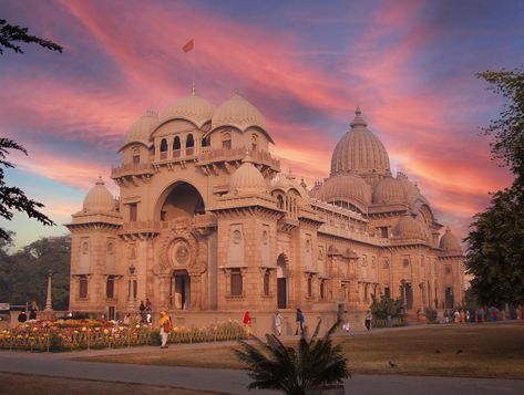 Here is the main temple at Belur Math, the center of the Ramakrishna Mission, north of Kolkata on the Ganges River. #rkm #ramakrishna #vivekananda Belur Math Kolkata, Belur Math, Ganges River, Durga Maa, Art Practice, Actor Photo, Kolkata, Bangtan Sonyeondan, Beautiful Places