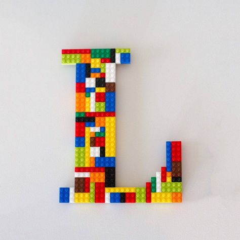 Diy Lego Wall, Deco Lego, Lego Wall Art, Lego Diy Crafts, Lego Letters, Lego Room Decor, Lego Bedroom, Lego Decorations, Wall Letter