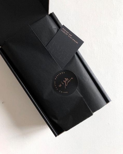 Luxury Paper Bag, Paper Bag Design, Luxury Packaging Design, Black Tissue Paper, Packaging Ideas Business, Black Packaging, Small Business Packaging Ideas, Clothing Packaging, Branding Design Packaging