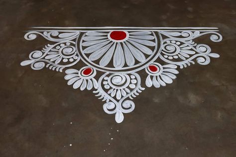 Jhoti Chita Design Lotus Easy, Lakshmi Puja Alpona Painting, Alpona Borders, Lokhi Puja Alpona, Bengali Rangoli, Rangoli Designs Aesthetic, Half Rangoli Designs, Alpana Designs Bengali, Alpona Painting