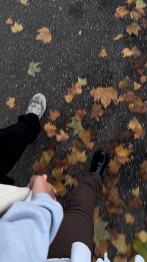 Fall Couple Photos Aesthetic, Autumn Couple Activities, October Relationship Aesthetic, Cosy Couple Aesthetic, First Date Photo Ideas, Winter Walking Aesthetic, Couples In Autumn, Aesthetic Fall Couple Pictures, Fall Breakfast Ideas Savory