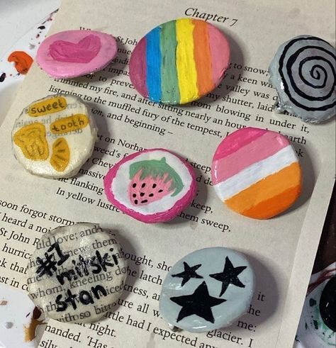 Bottle Cap Pins Aesthetic, Broches Aesthetic, Bottons Ideas, Grunge Pins, Homemade Pins, Backpack Pins, Tanah Liat, Bag Pins, Diy Pins