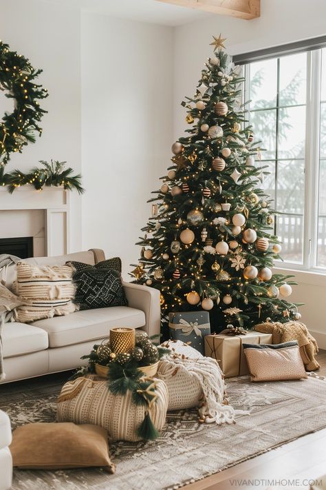 15 Modern Christmas Decor Ideas for a Cozy Holiday Home (2024) - VIV & TIM Beige Living Room Christmas Decor, Natural Look Christmas Tree, Christmas Decorations Modern House, Christmas Tree Inspiration Neutral, Christmas Tree Decor Minimalist, Cozy Christmas Kitchen Decor, Holiday Decor Ideas For The Home, Christmas Tree Decoration Inspiration, Neutral Boho Christmas Tree