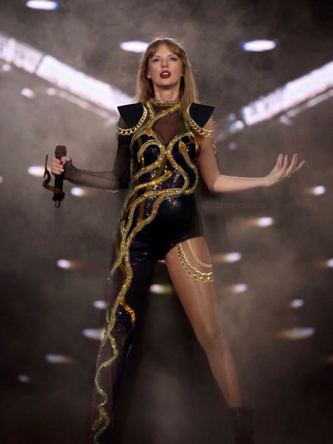 fan made costume variation for reputation era snake bodysuit - gold with shoudler pads Golden Snake, Photos Of Taylor Swift, Taylor Swift Fan Club, Taylor Swift Tour Outfits, Swift Tour, Estilo Taylor Swift, Taylor Swift Cute, All About Taylor Swift, Taylor Swift Funny