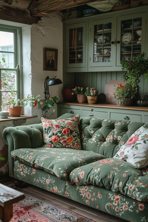 Cottage Core Sofa, Couch Aesthetic Cozy, Grandma Core Living Room, Cottage Core Livingroom, House Aestethic, Bree Core, Cottagecore Couch, Cottage Core Living Rooms, Cottagecore Aesthetic Living Room