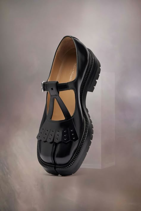 Moccasins | Maison Margiela Tabi Heels, Split Toe Shoes, Japanese Socks, Clothing Wishlist, Tabi Shoes, Female Shoes, Corporate Outfits, Girly Style, Style Edit