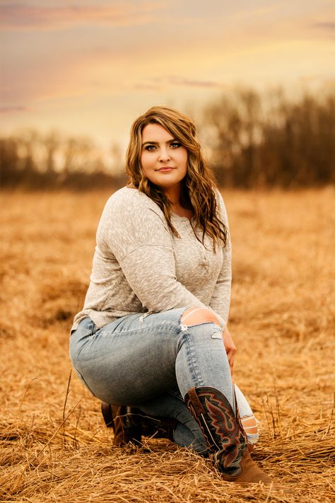 Golden Hour Nature, Fall Golden Hour, Sunset Senior Pictures, Photoshoot Outfit Inspiration, Senior Outfit Ideas, Michigan Sunset, Plus Size Photography, Nature Field, Plus Size Posing