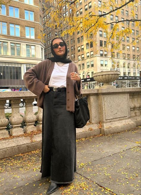 @thatgirlyusra Denim Skirt Outfit, Estilo Hijab, Hijabi Fits, Black Jean Skirt, Stile Hijab, Maxi Skirt Outfits, Hijabi Outfits Casual, Patterned Jeans, Black Jean