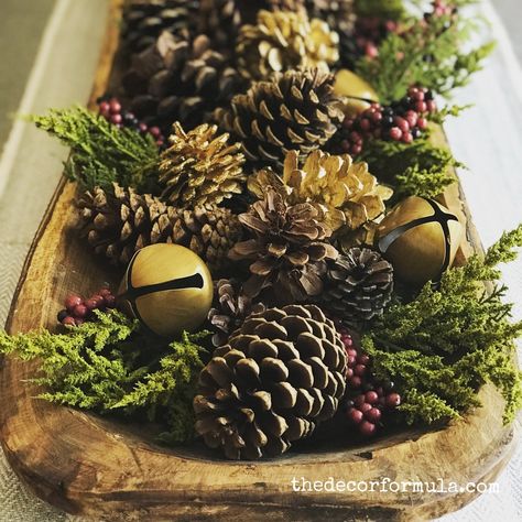 Wooden Bowls Decor, Winter Table Centerpieces, Christmas Floral Decor, Christmas Table Decorations Centerpiece, Decorating Table, Dough Bowl Centerpiece, Christmas Signs Diy, Dining Room Table Centerpieces, Christmas Dining Table