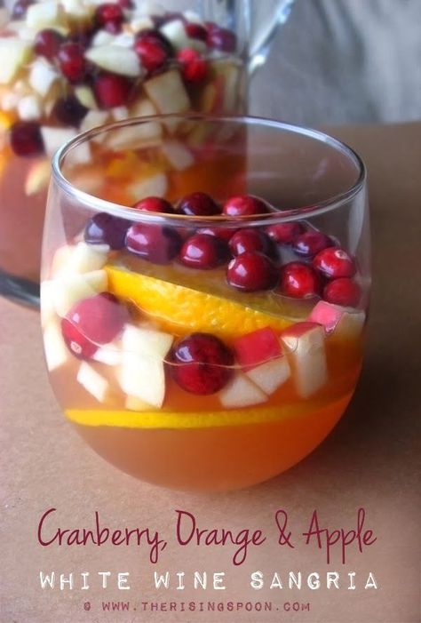 Easy White Wine Sangria with Cranberry, Orange & Apple. Lots of beautiful fall flavors perfect for your Thanksgiving feast! Make this easy drink recipe to enjoy with your friends & family all fall & winter long! #fallrecipes #sangria #drinks #drinkrecipes #wine #thanksgivingrecipe #cranberry #apples #realfood Autumn Sangria, Fall Punch, Couple Recipes, Thanksgiving Sangria, Fall Sangria Recipes, Rosé Sangria, Glace Fruit, White Wine Sangria Recipe, Spanish Party