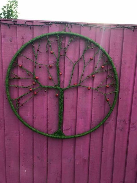 Made from a hula hoop with garden twine wrapped. Then garden twine plated and twisted and wooden beads as apples . Hula Hoop Wall Art, Hula Hoop Ideas, Hula Hoop Garden Ideas, Shed Wall Ideas, Patio Crafts, Dreamcatcher Ideas, Exterior Wall Art, Hoop Dreams, Hula Hoops