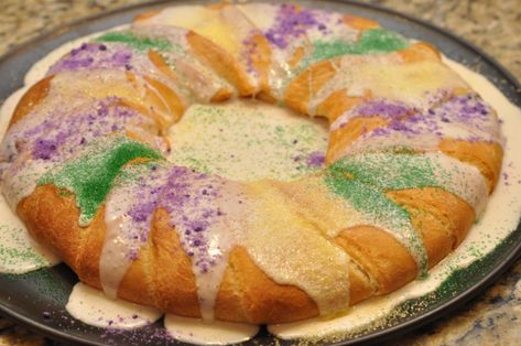 King Cake History, King Cake Tradition, Easy King Cake, New Orleans King Cake, King Cake Recipe, King Cake Baby, Mardi Gras King Cake, Mardi Gras Food, Preppy Kitchen