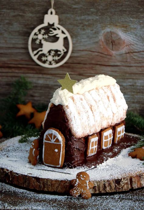 Tiramisu Gingerbread House Cake - Del's cooking twist Jul Kaka, Tårta Design, Perfect Christmas Dessert, Delicious Christmas Desserts, Make A Gingerbread House, Ginger Bread Cookies Recipe, House Cake, Christmas Sweets, Xmas Food