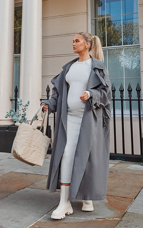 Get set to show your mum just how much she means to you with PLT approved Mother's Day gifts. Believe us, these gifts for her are nothing short of perfect. Maternity Clothes Fall Winter, Casual Trench Coat Outfit, Chic Pregnancy Style, Pregnant Street Style, Prego Outfits, Pregnancy Fashion Winter, Modest Winter Outfits, Fall Maternity Outfits, Winter Maternity Outfits