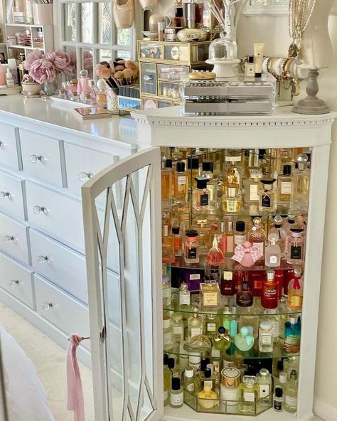 How To Organize Perfumes On Dresser, Profumo Victoria Secret, Koleksi Parfum, Perfume Organizer, Perfume Storage, Dream Closet Design, Organizer Ideas, Perfume Organization, Fragrances Perfume Woman