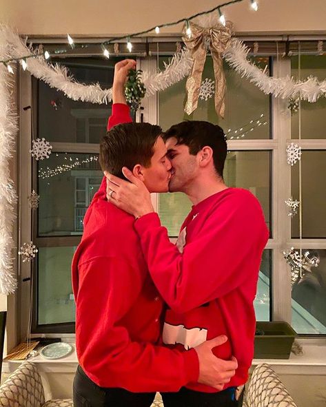 M+J в Instagram: «Kiss me under the mistletoe 🎄 . . . Last night we had an absolute blast at our friend’s ugly christmas sweater party. This is our favorite…» Kiss Me Under The Mistletoe, Gay Wedding Photos, Couples Things To Do, Gay Christmas, Couples Sweaters, Gay Dads, Christmas Sweater Party, Winter Photoshoot, Men Kissing