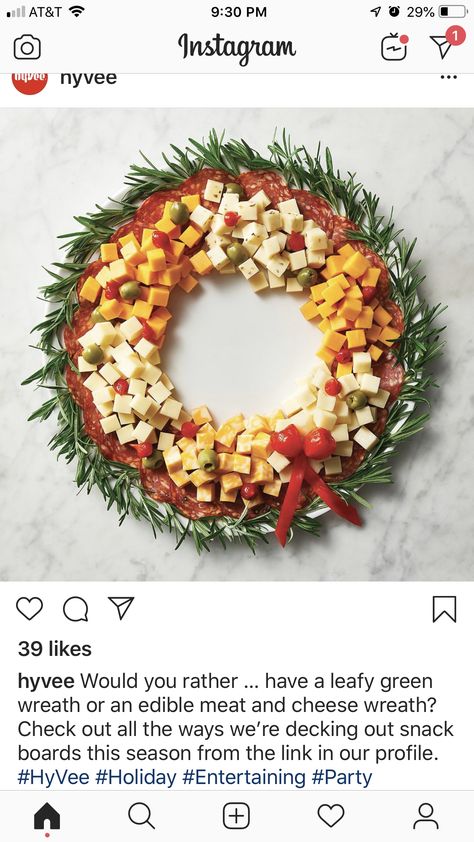 Cheese Wreath Platter, Christmas Wreath Cheese Board, Christmas Cheese And Cracker Tray, Meat And Cheese Tray Christmas, Cheese And Cracker Christmas Platter, Make Ahead Christmas Appetizers, Cheese And Cracker Platter, Cheese And Cracker Tray, Party Starters