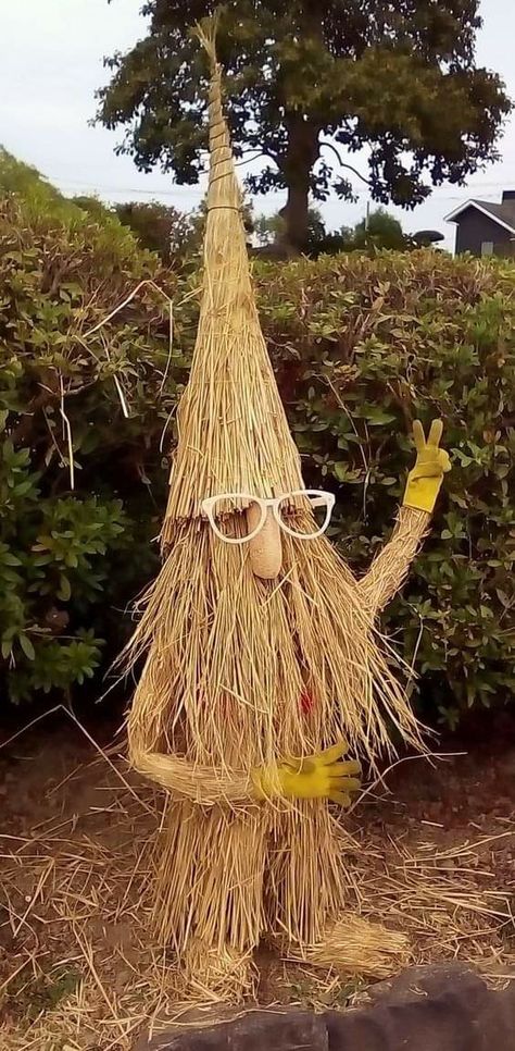 Straw Sculpture, Rice Straw, Scarecrows For Garden, Yard Art Crafts, Vegetable Garden Diy, Stick Art, Outdoor Crafts, Rustic Home Design, School Garden