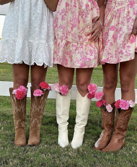 Cowboy Boot Photos, Summer Cowgirl Aesthetic, Cowgirl Boots Flowers, Girly Country Aesthetic, Country Poses Picture Ideas, Pink Western Aesthetic, Cowgirl Boots Aesthetic, Pink Cowgirl Aesthetic, Preppy Cowgirl