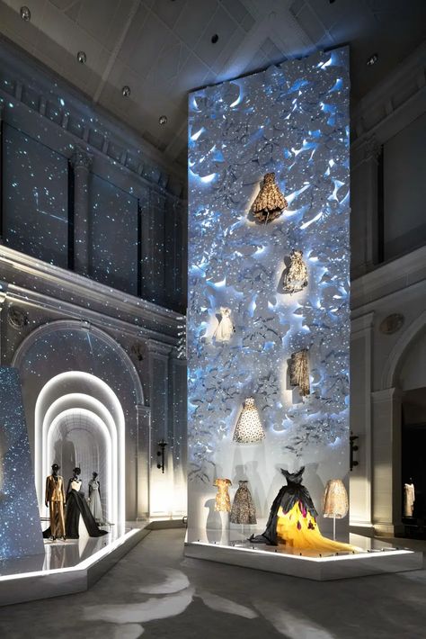 Fashion Pop Up Store Concept, Dior Seoul, Academy Design, Dior Designer Of Dreams, Dior Exhibition, Dior Store, Fashion Museum, Fashion Showroom, Christian Dior Designer