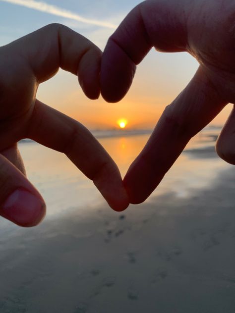 Sunset Beach Pictures, Couple Beach Pictures, Couple Beach Photos, Beach Instagram Pictures, Sunrise Pictures, Beach Date, Couples Vacation, Romantic Sunset, 사진 촬영 포즈