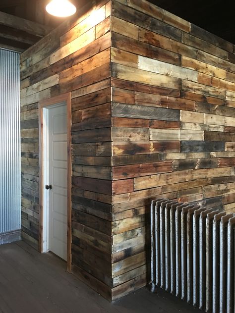 Pallet wall for studio Shop Wall Ideas, Pallet Siding, Tin And Wood Walls, Pallet Wall On Wheels, Wall Pallet Exercise, Pallet Wood Garage Walls, Vertical Barnwood Wall, Pallet Music Wall, Wooden Pallet Wall