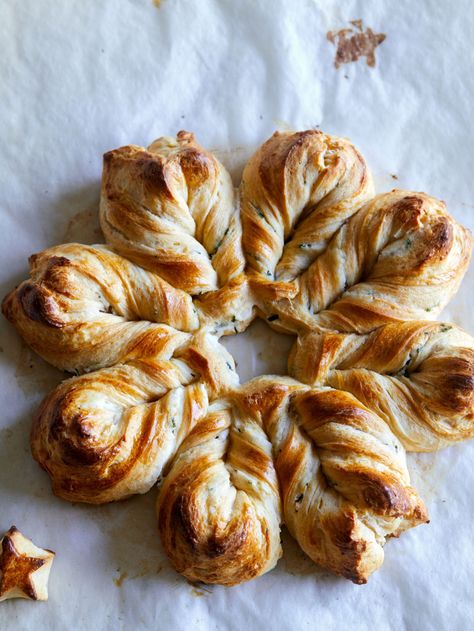 Herb and Cheese Braided Star Bread Braided Star, Christmas Bread Recipes, Root Vegetable Gratin, Last Minute Appetizer, Spoon Fork Bacon, Star Bread, Cheese Puff Pastry, Pecan Rolls, Holiday Bread