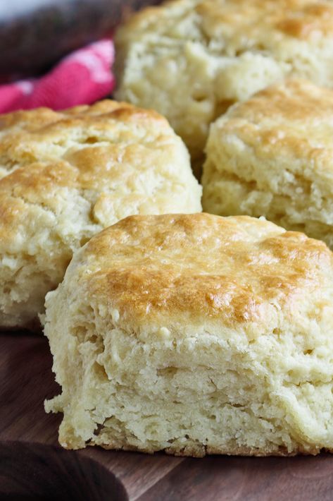 Best Weight Watchers Southern Biscuits Recipe. These classic biscuits are a staple in Southern homes. They are versatile and go with almost any meal. They are great for breakfast, lunch, or dinner. You will need flour, baking powder, baking soda, salt, butter, shortening, and buttermilk to make these tasty biscuits. There's only a 20 minute prep time. MyWW Points: 4 Green Plan, 4 WW Smart Points. Smell Like A Bakery, Southern Biscuits Recipe, Crock Pot Bread, Baking Soda Biscuits, Buttermilk Bread, Slow Cooker Bread, Southern Biscuits, Yummy Biscuits, Buttermilk Recipes