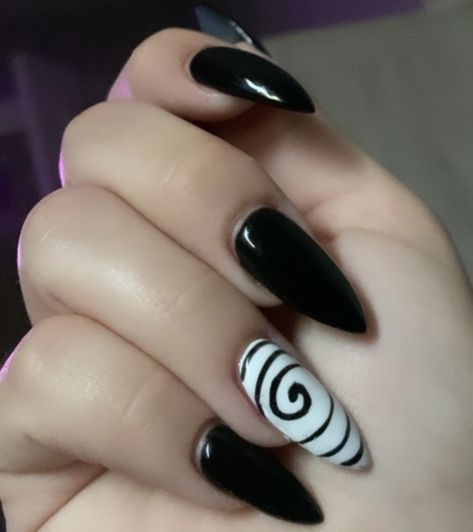 Grunge Nails Black And White, Cute Black Nail Designs For Acrylics, Goth Nails Black And White, Short Gel Nail Designs Black And White, Black Gothic Nails Short, Black And White Gothic Nails, Black And White Grunge Nails, Black And White Spiral Nails, White Spiral Nails