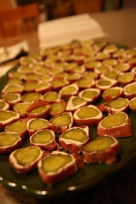 Chipped Beef Pickle Roll Ups Recipe Beef Pickle, Pickle Roll Ups, Wrapped Pickles, Beef Roll Ups, Pickle Appetizers, Ham Wraps, Homemade Ham, Dried Beef, Beef Wraps