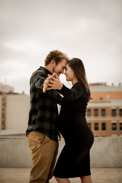 Couples Maternity Photoshoot, Photoshoot In The City, Couples City, Family Maternity Pictures, Rooftop Photoshoot, Maternity Photography Poses Pregnancy Pics, Maternity Photography Poses, Pregnant Couple, Maternity Poses