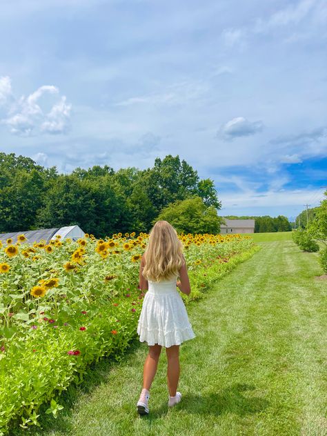 Teen girls picking flowers lavender field sunflowers dresses cute outfit aesthetic summer Missouri Midwest pic ideas July blonde pretty Cute Spring Pictures, Cute Flower Field Pictures, Pics In Flower Field, Flower Field Instagram Pictures, Spring Girl Aesthetic, Spring Instagram Pictures, Photo Ideas In Flower Fields, Spring Oufits, Flower Feild Pics Aesthetic