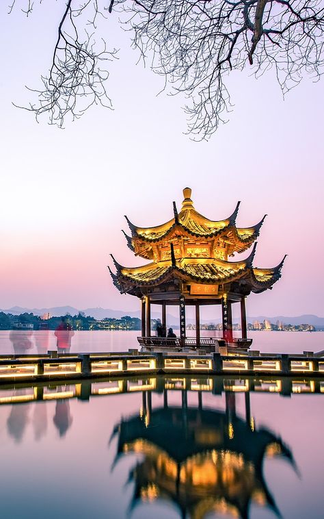 Hangzhou West Lake, China School, China Pagoda, Qiandao Lake, China Aesthetic, Chinese Places, Chinese Buddhism, Study In China, Holiday China