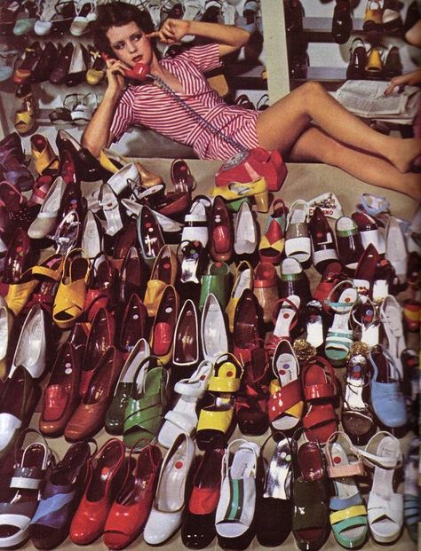 Guy Bourdin + Charles Jourdan. Shoes. Shoes everywhere                                                                                                                                                                                 Más Guy Bourdin Photography, 1970s Shoes, Guy Bourdin, Edward Weston, Charles Jourdan, Harper's Bazaar, Mode Vintage, Shoe Obsession, 70s Fashion