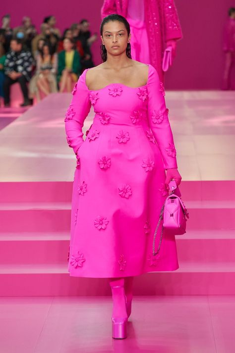 Valentino Fall 2022 Ready-to-Wear Collection | Vogue Valentino Pink, Tout Rose, Vogue Uk, Couture Mode, Mode Inspo, Fashion Show Collection, Fall 2022, Looks Style, Fashion Stylist