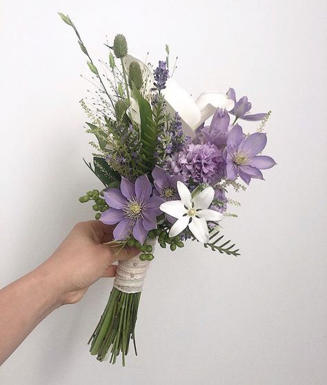 Small Flower Boquettes, Mini Bouquet Bridesmaid, Simple Boquet Designs, Bouqette Of Flowers, Petunia Bouquet, Small Bouquet Ideas, Minimal Flower Bouquet, Violet Flower Bouquet, Natural Flower Bouquet