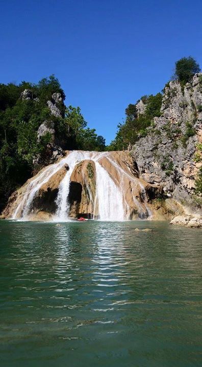 Turner Falls is one of Oklahoma's tallest waterfalls, dropping 77 feet into a natural swimming pool. Located on Honey Creek in the Arbuckle Mountains near Davis, Turner Falls Park draws thousands of visitors each year who enjoy swimming, hiking and camping. Please note, no pets are allowed in the park. Oklahoma Travel, Travel Oklahoma, Nature Hikes, Hiking Spots, Summer Destinations, Need A Vacation, Incredible Places, Vacation Places, Beautiful Places To Visit